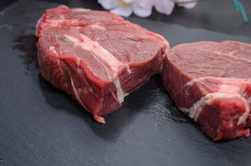 調理前の牛肉ロース