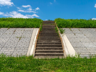 河川敷から見上げる堤防と階段