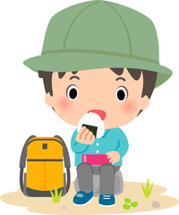 座っておにぎりを食べるハイキング中の男性