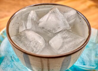 컵에 담긴 얼음과 물