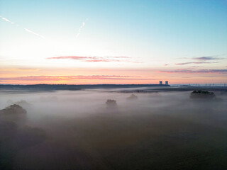 Sonnenaufgang über Schweinfurt mit Nebelschleiern, Nebel über den Feldern, mit einem Bach und Bäumen und die aufgehende Sonne am Horizont, Drohnenfoto, Luftaufnahme, Schweinfurt, Bayern, Deutschland