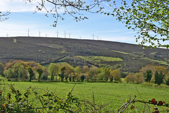Paesaggi di Galizia antica e moderna, pale eoliche e campagna e boschi sul cammino Primitivo di Santiago di Compostela - Galizia, Spagna