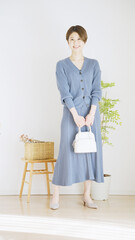 女性冬服のファッションコーディネート全身（縦向き）