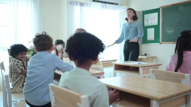 Teachers are fed up with children's mischievous behavior in the classroom.