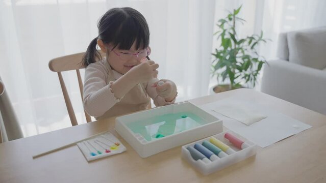 マーブリングをする子供