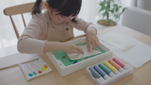 マーブリングをする子供