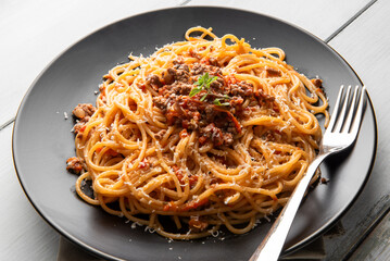 Piatto di spaghetti con ragù alla bolognese, pasta italiana, gastronomia europea 
