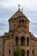 Obraz premium Stone Christian church with a cross on the dome against the background of a gray gloomy sky