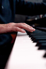 Obraz premium close up in the recording room dark studio sound engineer while playing, records the sound of synthesizer selecting the desired k