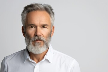 Obraz premium A man wearing a white shirt and a beard, posing for the camera