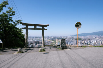 鳥居と街並み