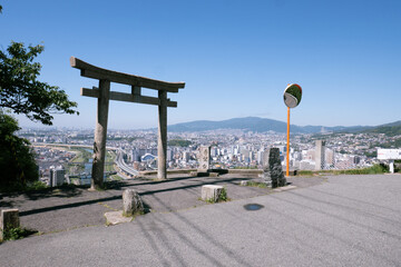 鳥居と街並み