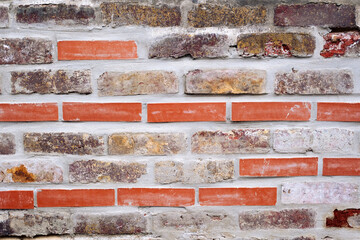 Une matière de vieux mur de briques rouges rénovés avec des briques et ciment neufs