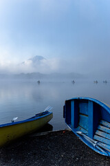 富士山と霧の湖　精進湖