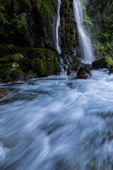 美しい滝のある風景