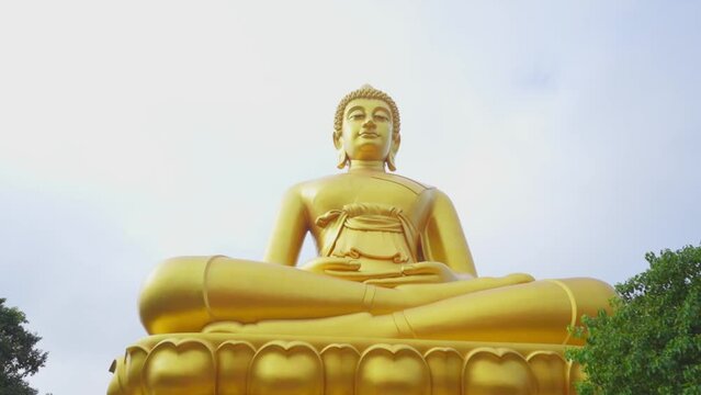 golden buddha statue