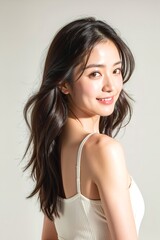 白いキャミソール姿で後ろを振り返る女性