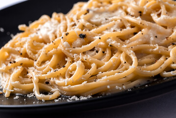 Piatto di spaghetti cacio e pepe, pasta italiana, gastronomia europea 