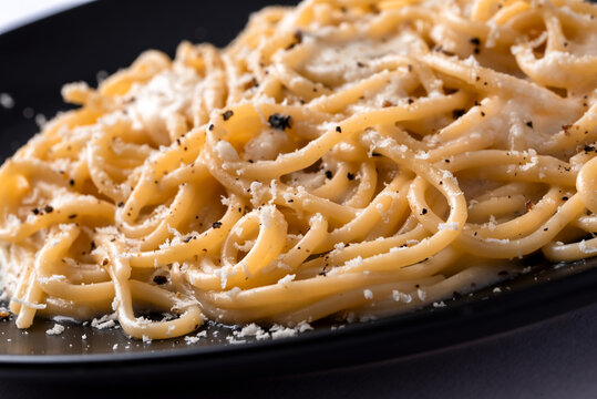 Piatto di spaghetti cacio e pepe, pasta italiana, gastronomia europea 