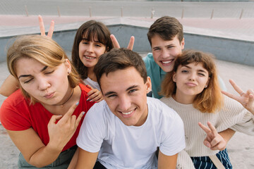 Best friends taking selfie outdoors with backlighting - Happy friendship concept with teenagers having fun together.