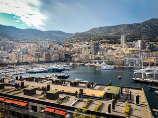 Obraz premium Monaco: Stadtansichten mit Hafen und Bergen im Hintergrund