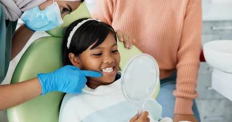 Wandcirkels Tandarts Child, pediatric dentist or checkup of teeth in surgery or family friendly examination of tooth. Girl, parent and support in orthodontist chair for trust and gentle with mirror for kids dental care  © N Lawrenson/peopleimages.com