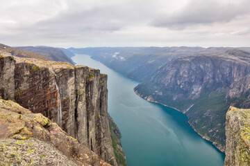 Obraz premium Norway Kjerag plateau view on a cloudy summer day