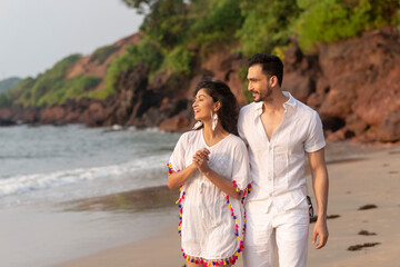 Obraz premium couple walking on beach
