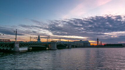 Fototapeta premium Traffic on the Palace bridge after sunset day to night timelapse