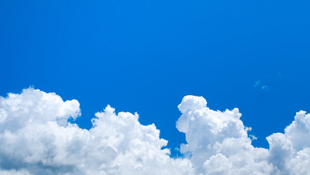 夏の青空に入道雲