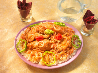 Yassa Chicken, afrikanisches Essen, Geflügel, Ghana, Paprika, Tomaten, 
