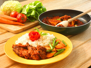 tom stew, rice, yam,  tom stew, rice, yam mit Zubereitungs Zutaten, Westafrika, afrikanisches Essen, Ghana, 