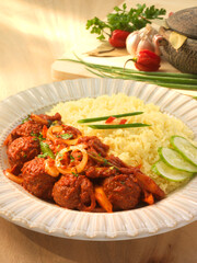boulettes de viade, afrikanisches Essen, Rindfleisch, Kartoffelpürree, Ghana, Fleisch in Sauce,
