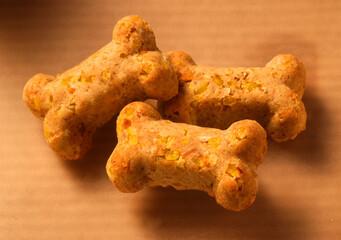 Hundekekse_Mais, Tierfutter, Leckerli, Hundekekse, isoliert, Trockenfutter, 