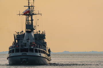 Obraz premium WARSHIP - Rescue-salvage ship of the Polish Navy 
