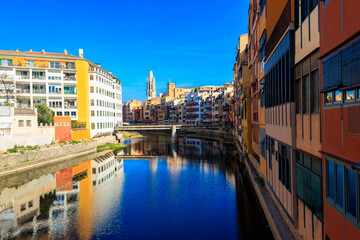 Fototapeta premium Colorful houses on the bank of the Onyar river in the old town of Girona, Spain