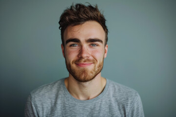 Naklejka premium A close up portrait of a young man with a subtle smile