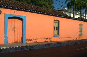 Nuestra arquitectura comprende nuestra herencia española,asi que podemos encontrar muchos ejemplos de arquitectura colonial,por supuesto otra mucho mas actual y moderna.
