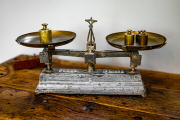 Vieille balance antique en équilibre avec ses poids de chaque côté.