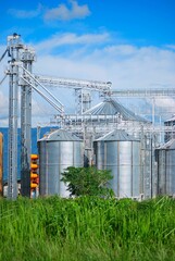 Fototapeta premium Silos en el estado de Yaracuy. La produccion de granos debe ser preservada adecuadamente y lo mejor para eso son los silos.