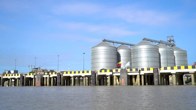 Navegar en el r&iacute;o frente a industria o f&aacute;brica