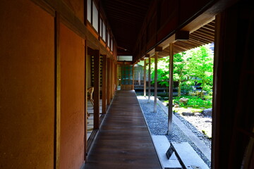 日本家屋と新緑（新潟県）