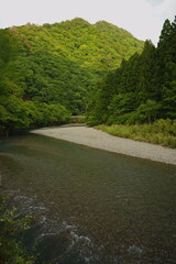 山間に流れる清流