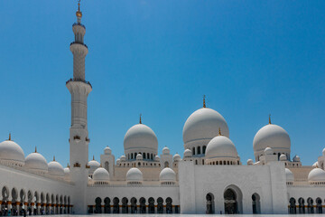 Fototapeta premium A view of Sheikh Zayed Grand Mosque. Sheikh Zayed Grand Mosque in Abu Dhabi, United Arab Emirates. 