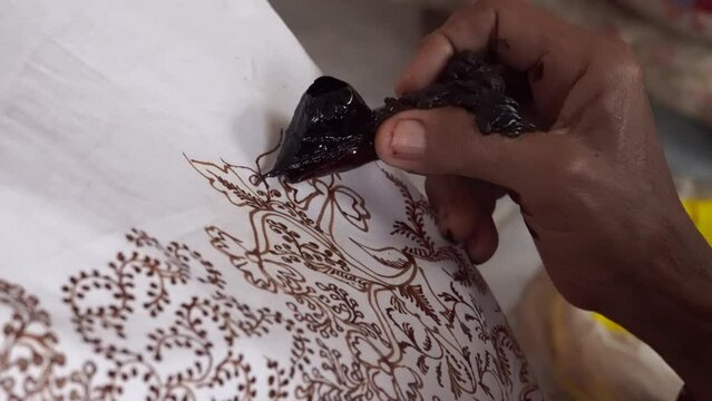 The technique of making batik by writing using a canting tool. Canting consists of nyamplung, cucuk, gagang or handles made of copper, bamboo and wax. 