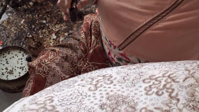The technique of making batik by writing using a canting tool. Canting consists of nyamplung, cucuk, gagang or handles made of copper, bamboo and wax. 