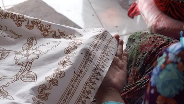 The technique of making batik by writing using a canting tool. Canting consists of nyamplung, cucuk, gagang or handles made of copper, bamboo and wax. 