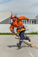 Obraz premium Firefighter Training and Preparing in Professional Gear for Job Hazards