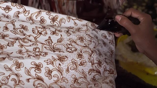 The technique of making batik by writing using a canting tool. Canting consists of nyamplung, cucuk, gagang or handles made of copper, bamboo and wax. 