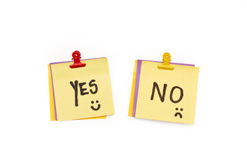 Dos post it amarillos una al lado del otro con el mensaje Si y No sobre un fondo blanco aislado....